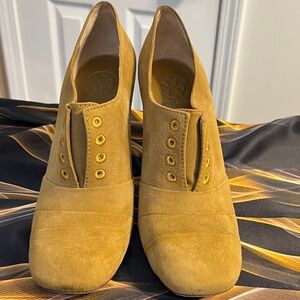 Tory Burch Stylish Tan Women's Shoes a size 11